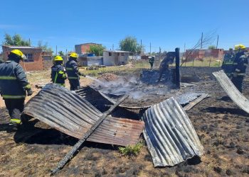 UNA VIVIENDA SE INCENDIÓ Y LAS PÉRDIDAS FUERON TOTALES