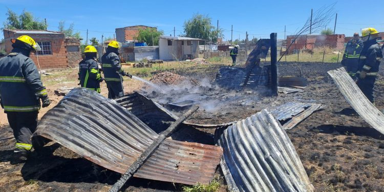 UNA VIVIENDA SE INCENDIÓ Y LAS PÉRDIDAS FUERON TOTALES