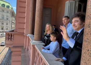 PALERMO VISITO AL PRESIDENTE, JAVIER MILEI, Y SALIÓ AL BALCON DE LA CASA ROSADA