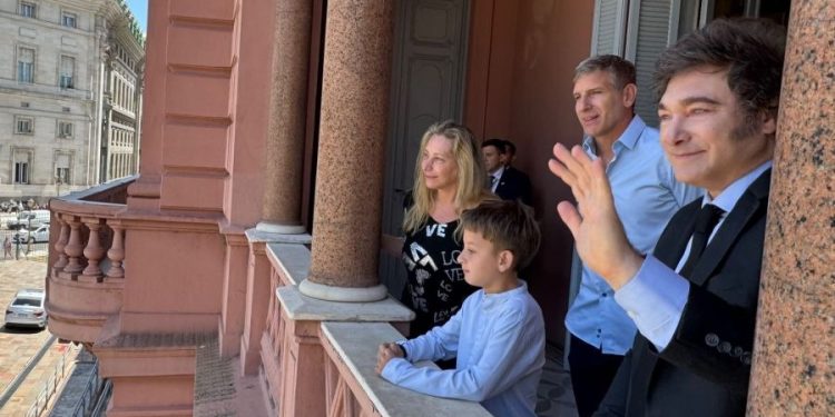 PALERMO VISITO AL PRESIDENTE, JAVIER MILEI, Y SALIÓ AL BALCON DE LA CASA ROSADA