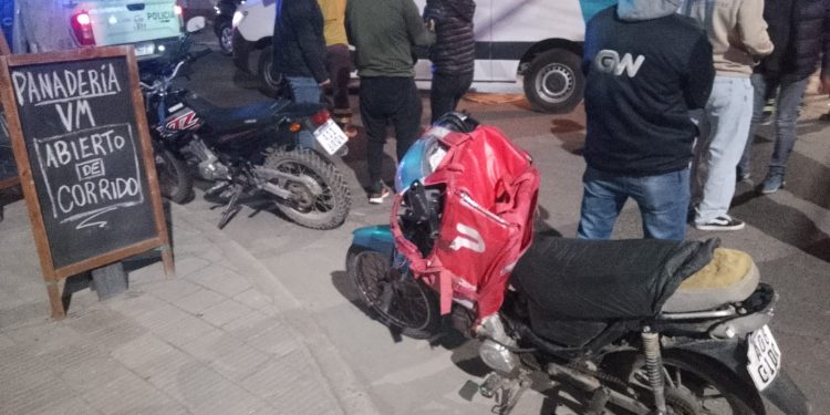DOS JOVENES FUERON HOSPITALIZADOS LUEGO DE UN CHOQUE ENTRE MOTOS EN VILLA MITRE