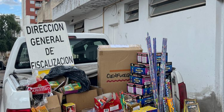 SECUESTRAN PIROTECNIA PARA LA VENTA ILEGAL EN DISTINTOS PUNTOS DE LA CIUDAD
