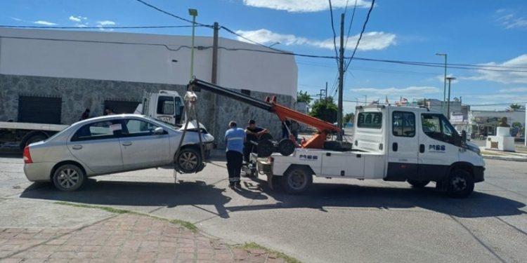 UN CHOFER DE UBER CHOCÓ CONTRA UNA COLUMNA, ESTABA DROGADO CON MARIUANA Y COCAÍNA