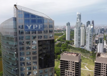 YPF NEGOCIA PARA QUE SHELL REEMPLACE A PETRONAS EN EL MEGA PROYECTO DE VACA MUERTA