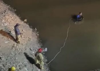 UN VEHÍCULO CAYÓ EN EL DIQUE PASO DE LAS PIEDRAS