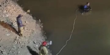 UN VEHÍCULO CAYÓ EN EL DIQUE PASO DE LAS PIEDRAS