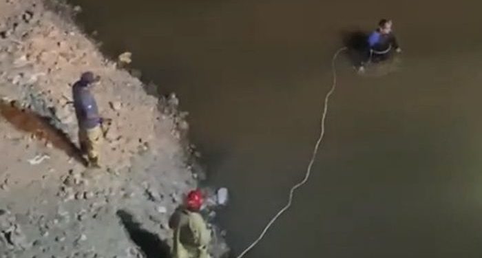 UN VEHÍCULO CAYÓ EN EL DIQUE PASO DE LAS PIEDRAS