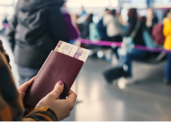 EXTIENDEN LA VIGENCIA DEL FONDO NACIONAL DEL TURISMO Y SE MANTIENE UN IMPUESTO EN LOS PASAJES AL EXTERIOR