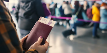 EXTIENDEN LA VIGENCIA DEL FONDO NACIONAL DEL TURISMO Y SE MANTIENE UN IMPUESTO EN LOS PASAJES AL EXTERIOR