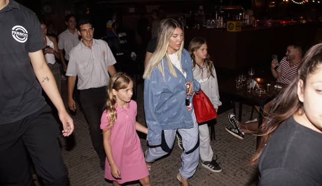 WANDA NARA FUE CON SUS HIJAS AL ESTRENO DE LA NUEVA CANCIÓN DE L-GANTE