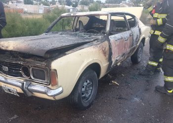 EL AUTO EN EL QUE VIAJABA SE PRENDIÓ FUEGO, SE ARROJO DEL VEHÍCULO EN MOVIMIENTO
