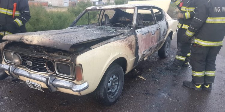EL AUTO EN EL QUE VIAJABA SE PRENDIÓ FUEGO, SE ARROJO DEL VEHÍCULO EN MOVIMIENTO
