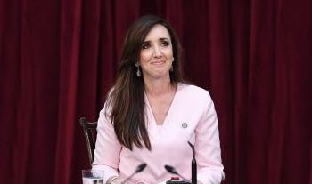 VICTORIA VILLARRUEL SE QUEJÓ POR SU SUELDO: «ME PAGAN DOS CHIROLAS»