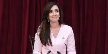 VICTORIA VILLARRUEL SE QUEJÓ POR SU SUELDO: «ME PAGAN DOS CHIROLAS»