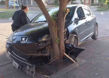 PERDIÓ EL CONTROL DEL AUTO Y CHOCÓ CONTRA UN ARBOL