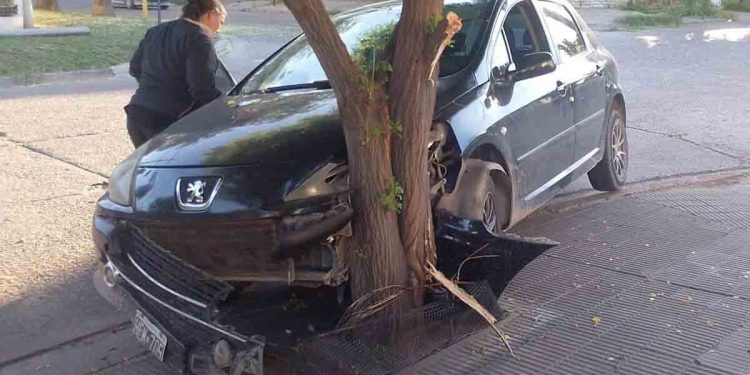 PERDIÓ EL CONTROL DEL AUTO Y CHOCÓ CONTRA UN ARBOL