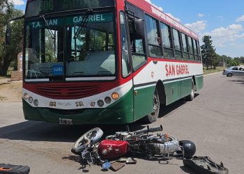 UN COLECTIVO Y UNA MOTO EN EL BARRIO NOROESTE, HAY CUATRO HERIDOS
