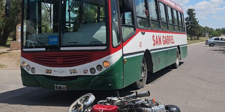 UN COLECTIVO Y UNA MOTO EN EL BARRIO NOROESTE, HAY CUATRO HERIDOS