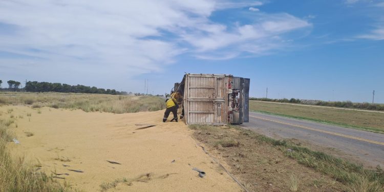 UN CHOQUE EN BARRIO UNIVERSITARIO Y UN VUELCO EN LA RUTA 33 EN EL INFORME DE DEFENSA CIVIL