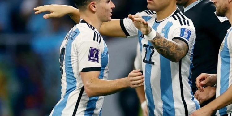 LAUTARO MARTÍNEZ Y JULIÁN ÁLVAREZ ENTRE LOS CINCO GOLEADORES MÁS CAROS DEL MUNDO