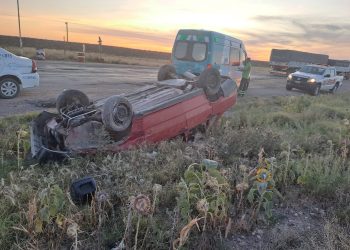 UN HOMBRE FUE TRASLADADO AL HOSPITAL LUEGO DE VOLCAR SU AUTO EN LA RUTA 33