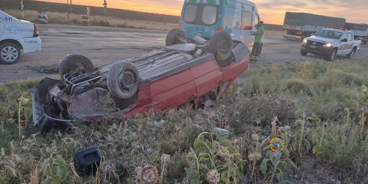 UN HOMBRE FUE TRASLADADO AL HOSPITAL LUEGO DE VOLCAR SU AUTO EN LA RUTA 33