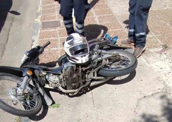 PERDIÓ EL CONTROL DE LA MOTO Y SE GOLPEO CONTRA EL ASFALTO