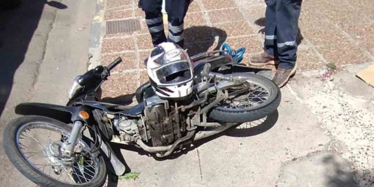 PERDIÓ EL CONTROL DE LA MOTO Y SE GOLPEO CONTRA EL ASFALTO
