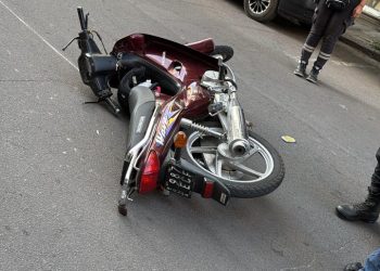 UN MOTOCICLISTA FUE HOSPITALIZADO CON POLITRAUMATISMOS POR UN CHOQUE EN EL CENTRO DE LA CIUDAD