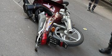 UN MOTOCICLISTA FUE HOSPITALIZADO CON POLITRAUMATISMOS POR UN CHOQUE EN EL CENTRO DE LA CIUDAD