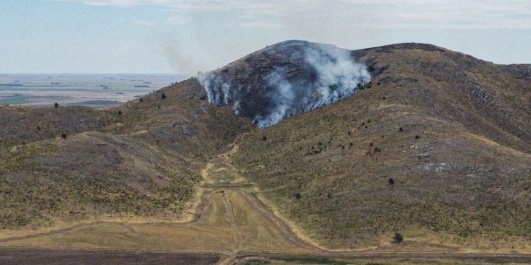 CON BOMBEROS DE LA ZONA Y UN AVIÓN HIDRANTE SE COMBATE UN INCENDIO EN TORNQUIST