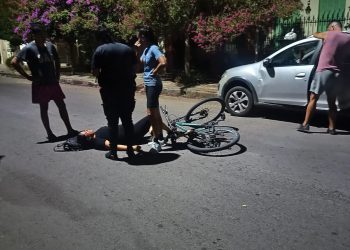 UNA CICLISTA SUFRIÓ HERIDAS EN SU OJO LUEGO DE IMPACTAR CONTRA LA PUERTA DE UN VEHÍCULO