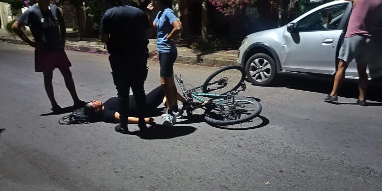 UNA CICLISTA SUFRIÓ HERIDAS EN SU OJO LUEGO DE IMPACTAR CONTRA LA PUERTA DE UN VEHÍCULO