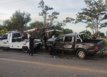 UN CONDUCTOR ALCOHOLIZADO VOLCÓ Y CAYO ADENTRO DE UNA ACEQUIA