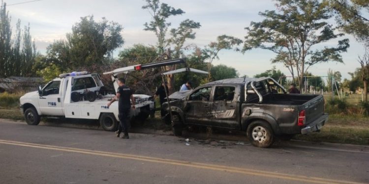 UN CONDUCTOR ALCOHOLIZADO VOLCÓ Y CAYO ADENTRO DE UNA ACEQUIA