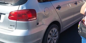 UN MOTOCICLISTA ACCIDENTADO Y UN AUTO RETENIDO LUEGO DE UN CHOQUE EN EL BARRIO UNIVERSITARIO
