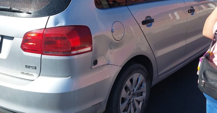 UN MOTOCICLISTA ACCIDENTADO Y UN AUTO RETENIDO LUEGO DE UN CHOQUE EN EL BARRIO UNIVERSITARIO