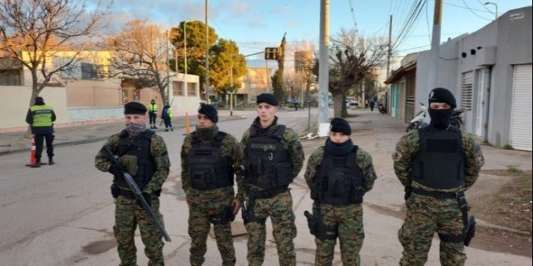 UNA MUJER FUE DETENIDA LUEGO DE SER ACUSADA DE VENDER DROGAS EN UN ALLANAMIENTO