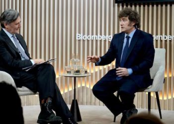 JAVIER MILEI CONFIRMÓ QUE NEGOCIA CON EL FMI UN CRONOGRAMA DE DESEMBOLSOS QUE PERMITA ACELERAR LA SALIDA DEL CEPO