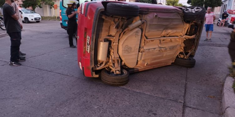 CHOCO CONTRA UN POSTE DE CEMENTO Y COLCÓ LUEGO DE SUFRIR UNA CRISIS EPILÉPTICA