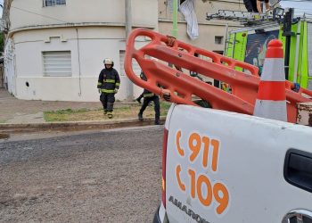 UN TANQUE DE AGUA SE CAYÓ DENTRO DE UNA CASA