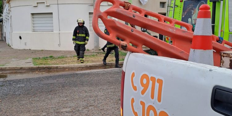 UN TANQUE DE AGUA SE CAYÓ DENTRO DE UNA CASA