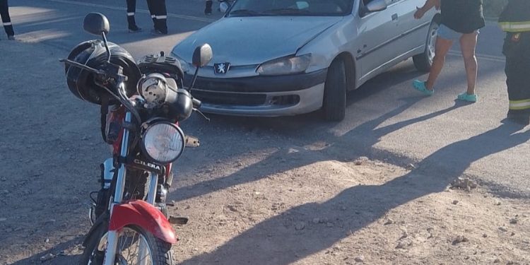 UNA MOTOCICLISTA FUE HOSPITALIZADA LUEGO DE UN CHOQUE