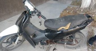 UN ACCIDENTE ENTRE UN AUTO Y UNA MOTO DEJÓ A UN JOVEN HOSPITALIZADO