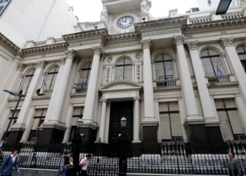 EL BANCO CENTRAL BAJÓ LA TASA DE INTERÉS ANTES DE QUE EMPIECE EL AJUSTE DEL DÓLAR A UN RITMO DEL 1% MENSUAL