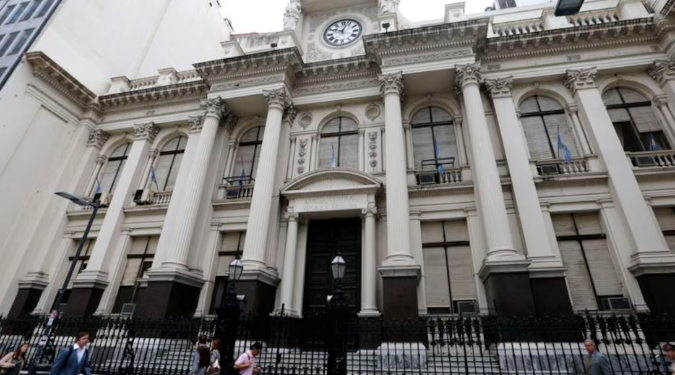 EL BANCO CENTRAL BAJÓ LA TASA DE INTERÉS ANTES DE QUE EMPIECE EL AJUSTE DEL DÓLAR A UN RITMO DEL 1% MENSUAL