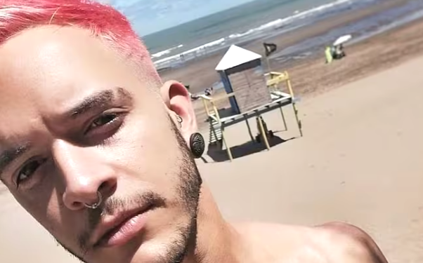 BUSCAN A UN BAHIENSE QUE SE METIÓ AL MAR EN PUNTA DEL ESTE PARA SALVAR A UNA MUJER