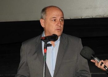 USET: «ARISTIMUÑO EN VEZ DE ESTAR LLEVANDO A CABO SU GESTIÓN DEBE ESTAR MIRANDO LAS REDES»