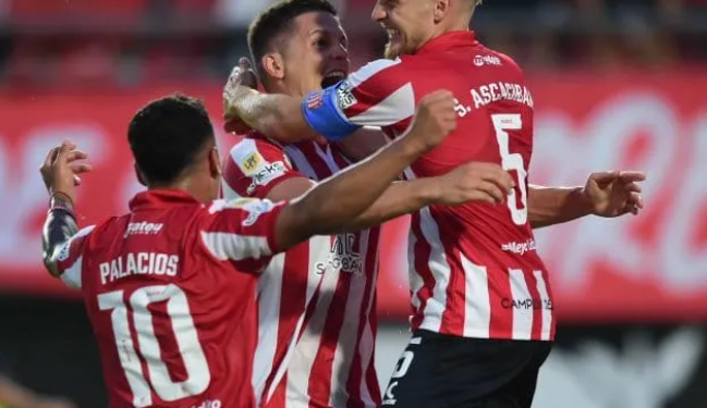 RACING SUFRIÓ UNA DURA DERROTA EN SU VISITA A ESTUDIANTES DE LA PLATA