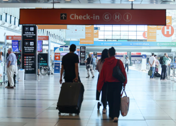 CRECE EL SALDO NEGATIVO POR LOS VIAJES Y COMPRAS EN EL EXTERIOR, PERO EL 60% DE ESE DINERO SE PAGA CON DÓLARES PROPIOS